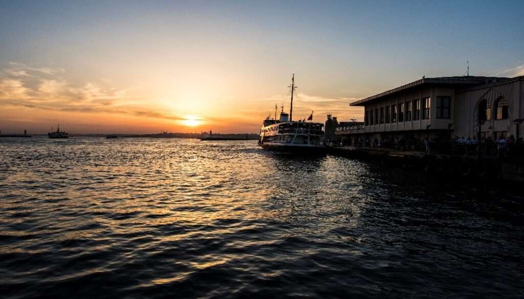 Top 3 Things To Do On Valentine's Day In Mumbai 2 Sunset at sea with boat activity